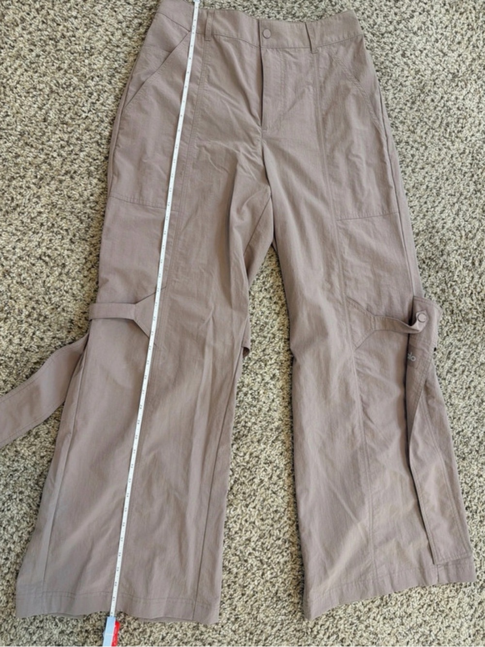 ALO Yoga Wide-Leg Cargo Pants in Mauve - Picture 10 of 10